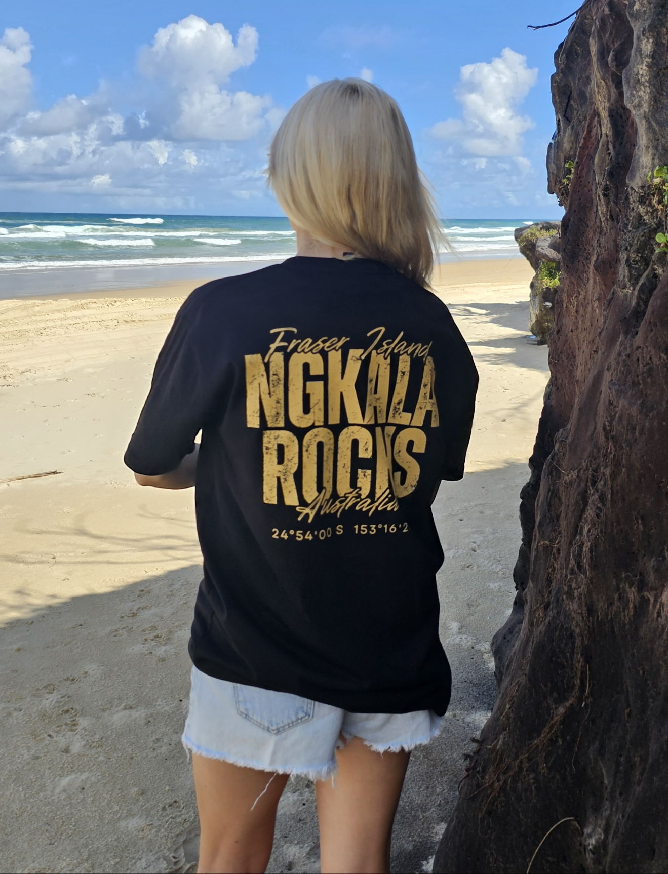 NGKALA ROCKS TSHIRT - BLACK